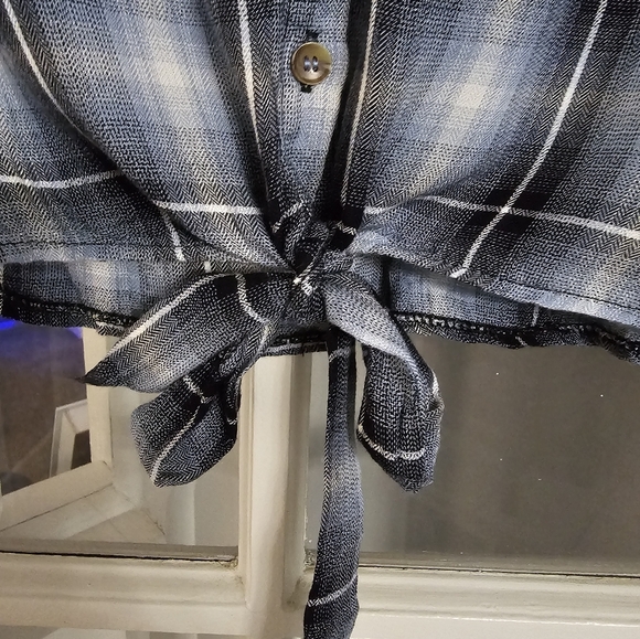 American rag Juniors crochet trim tie front! Size med! Worn twice! - Picture 7 of 13